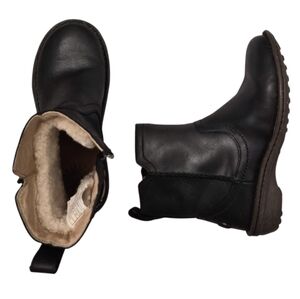 UGG Neevah Ankle Boot Black Leather Zipper Sheepskin Lined size 6